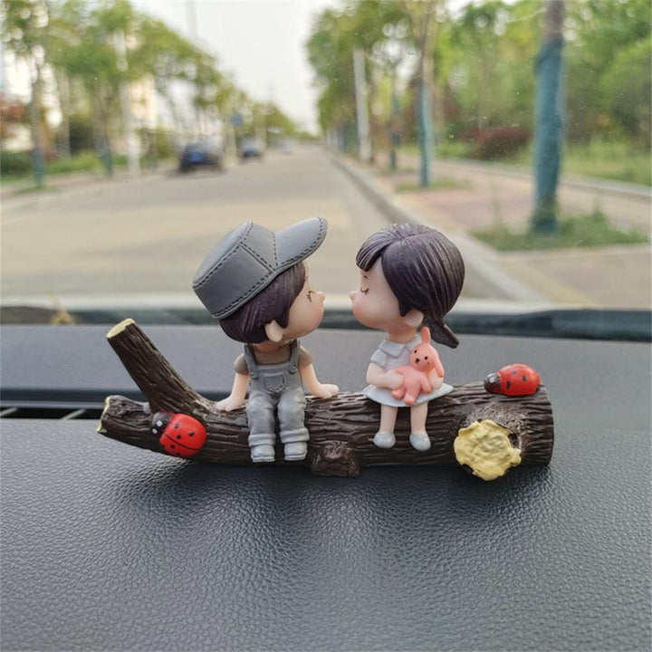 Figurine Ornement Voiture Jeunes Amoureux - 0