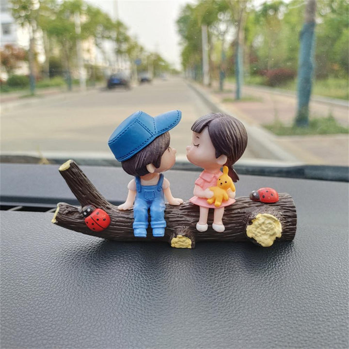 Figurine Ornement Voiture Jeunes Amoureux - 0