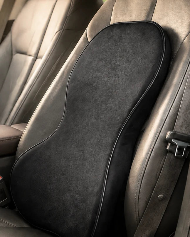 Coussin dorsal ergonomique Sylvercar installé sur un siège cuir noir, habitacle éclairé par la lumière du soir