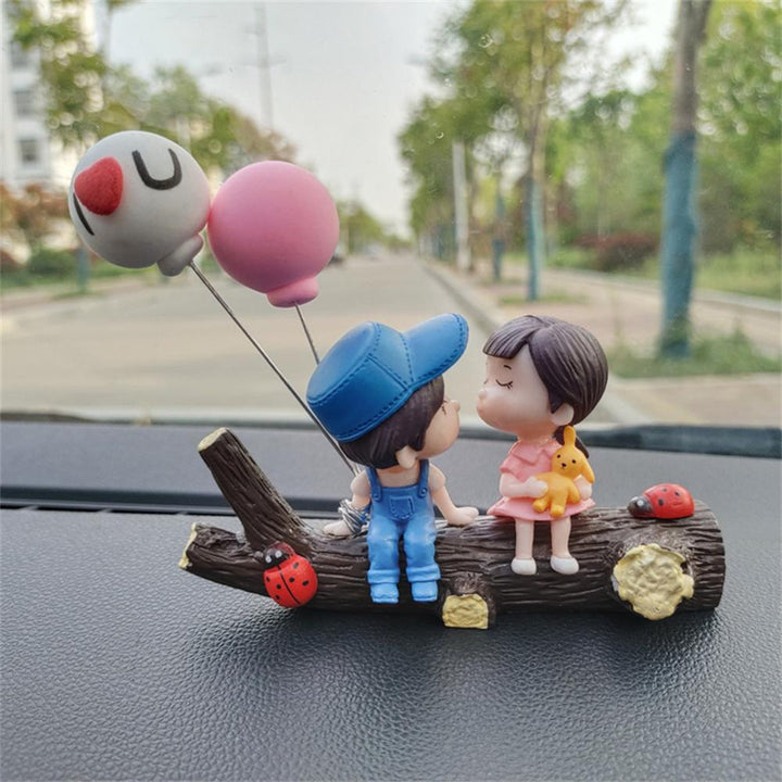 Figurine Ornement Voiture Jeunes Amoureux - 0