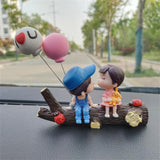 Figurine Ornement Voiture Jeunes Amoureux - 0